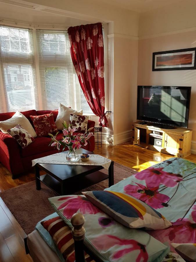 אילפורד Beautiful Room In Victorian Family Home מראה חיצוני תמונה