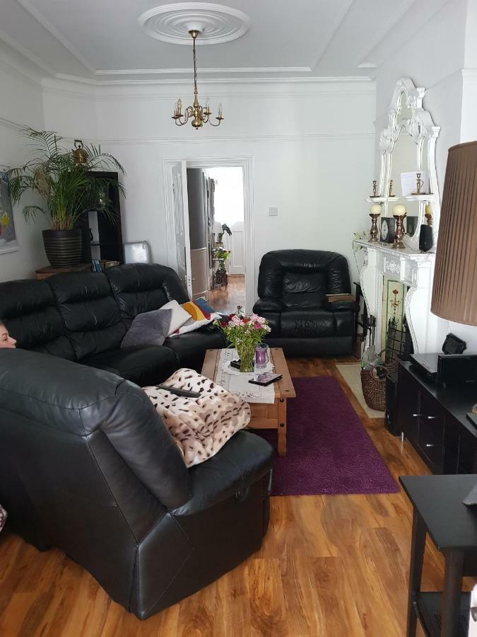 אילפורד Beautiful Room In Victorian Family Home מראה חיצוני תמונה